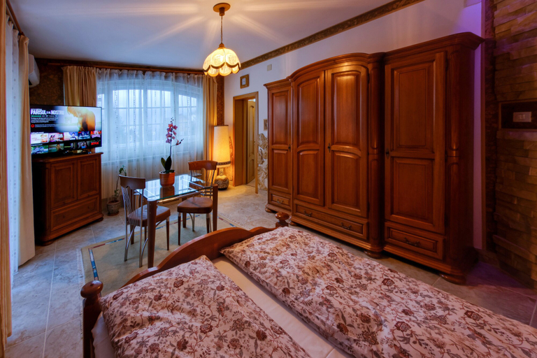 Bedroom 2, Boutique Hotel Club Austria, Busteni