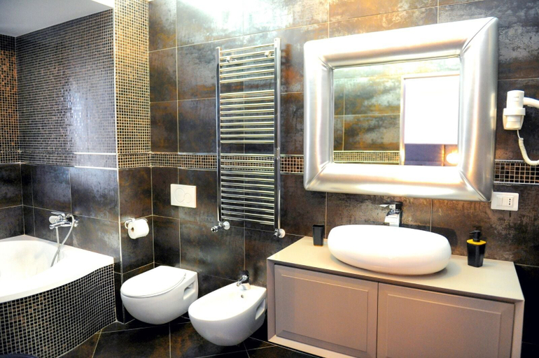 Bathroom 2, Airport bari deluxe, Bari
