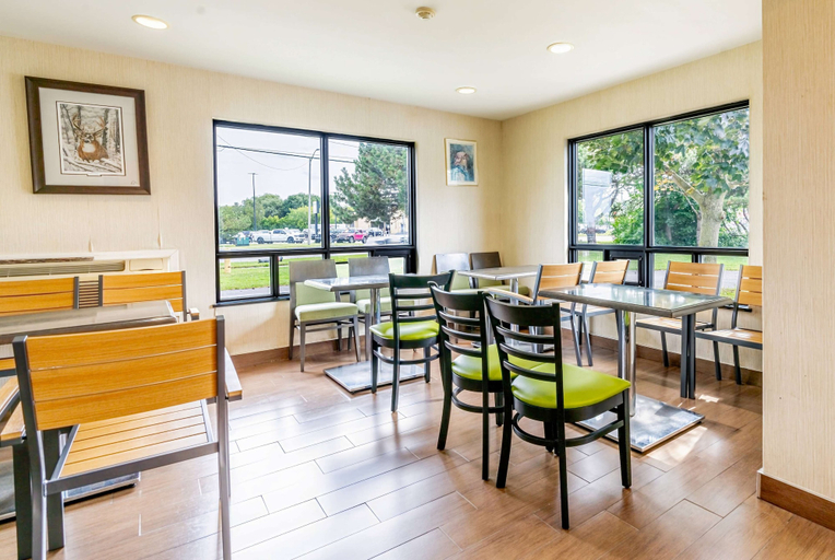 Food & Drinks 5, Ramada by Wyndham Kingston, Frontenac