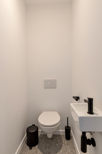 Bathroom 2, March - Mechelen Goat 21, Antwerpen