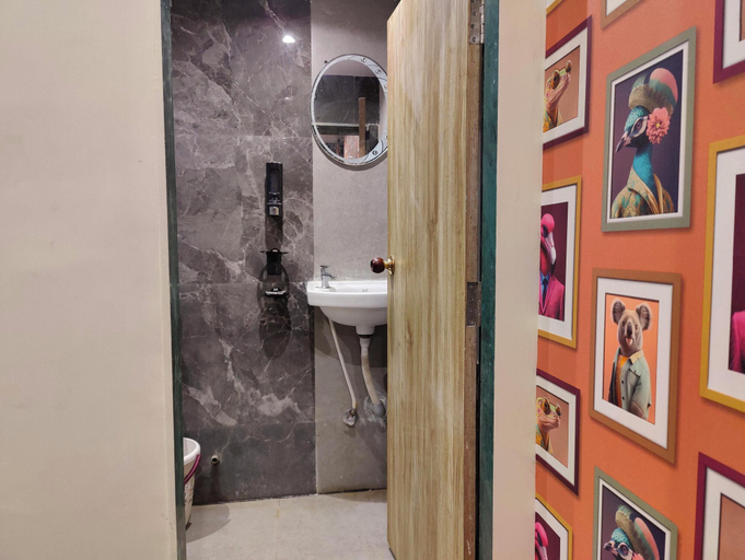 Bathroom 2, Garden View Inn, Mumbai Suburban