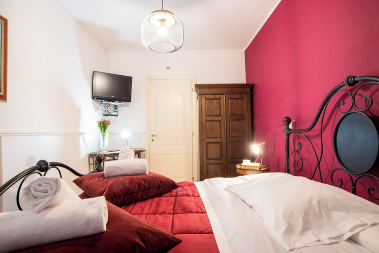 Bedroom 5, Colosseum B, Rome