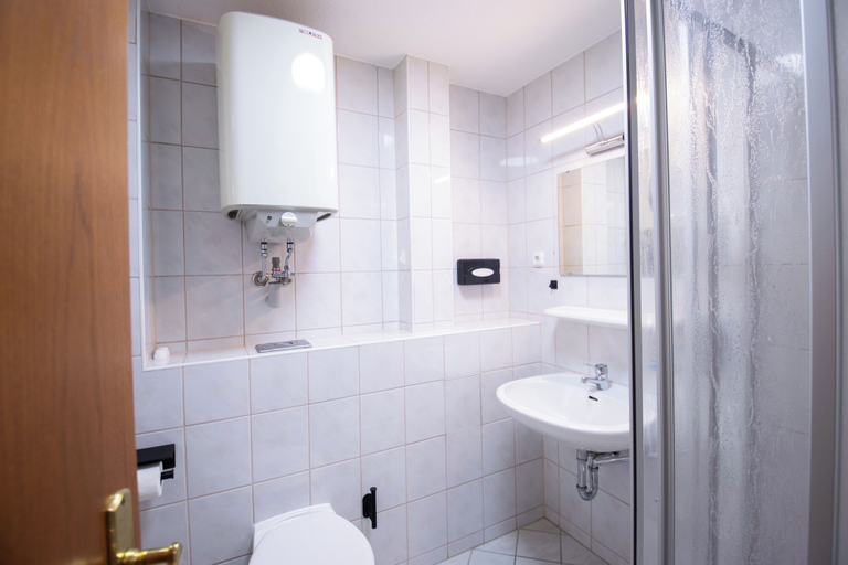 Bathroom 5, Hotel Lengenfelder Hof, Vogtlandkreis