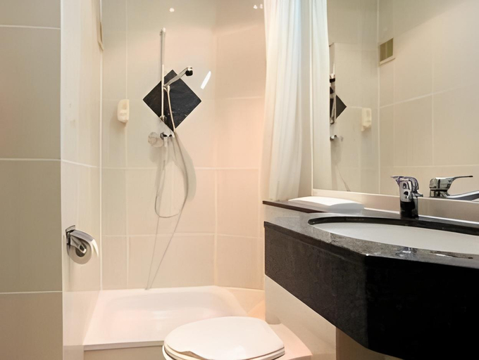 Bathroom 13