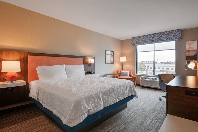 Bedroom 3, Hampton Inn Salem Boston, Essex