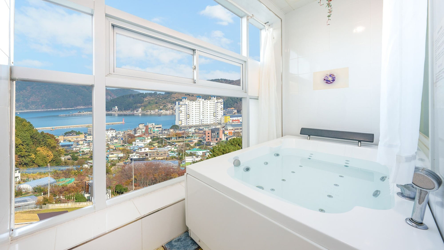 Bathroom 5, Geoje Forest-morning Spa Pension, Geoje