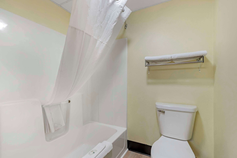 Bathroom 4, Quality Inn Indianola, Warren