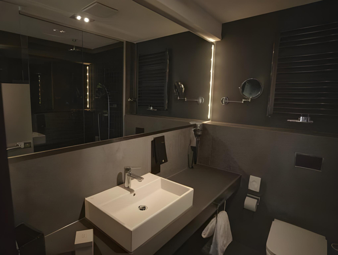 Bathroom 13