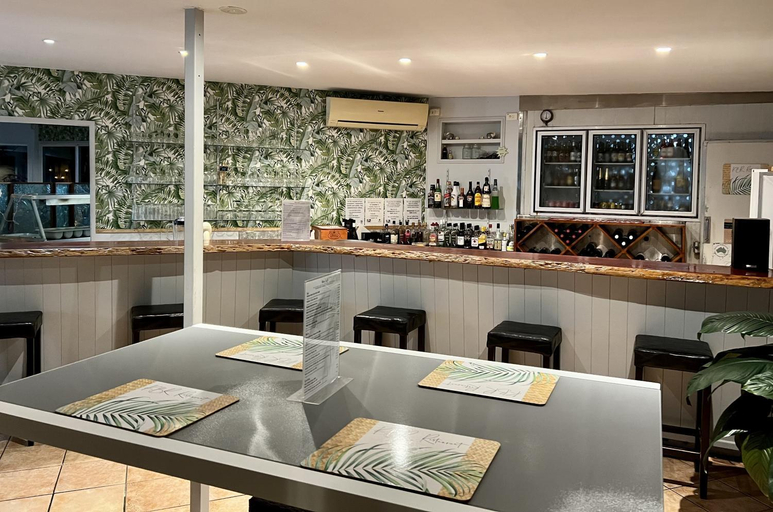 Food & Drinks 4, Kellys Beach Resort, Burnett  - Pt A