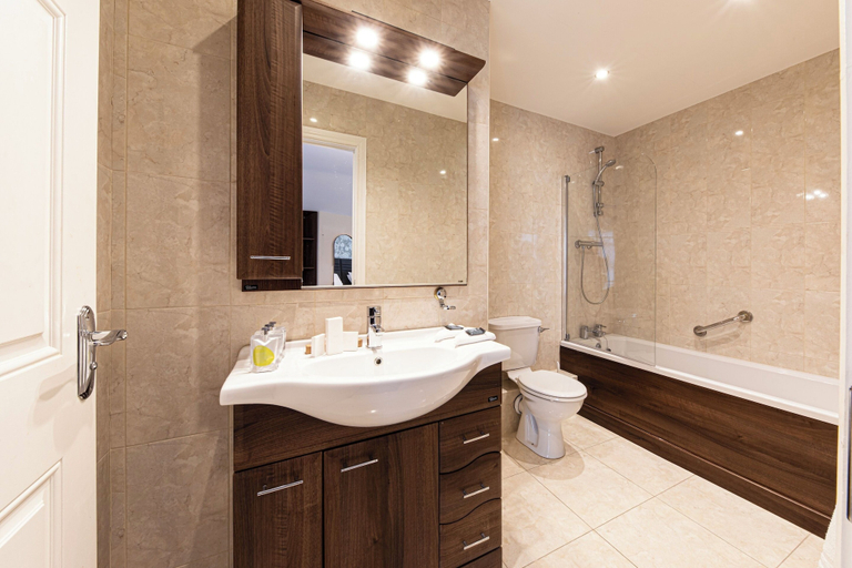 Bathroom 4, Ballina Manor Hotel