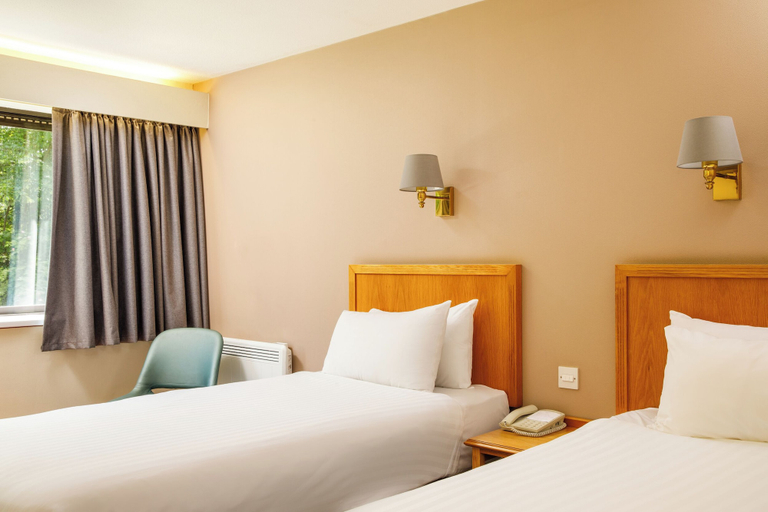 Bedroom 3, Mercure Livingston Hotel, West Lothian