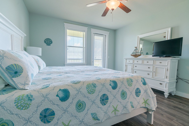 Room 5, Stunning Views Beach Club 2 Pools and Amenities, Galveston