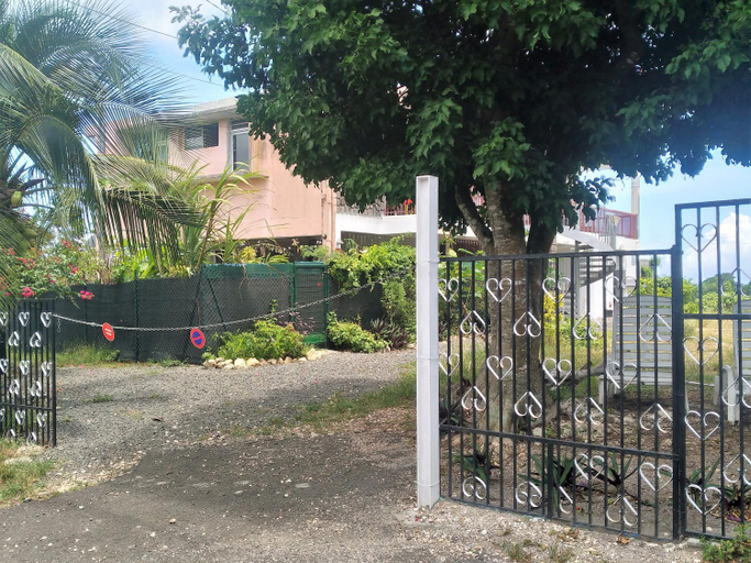 Others 5, Chambre avec cuisine et SDB semi-privatives separees dans un ecrin de verdure, Les Abymes