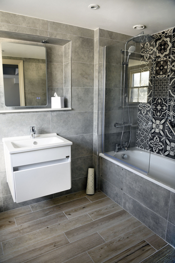Bathroom 5, Dover Marina Hotel & Spa, Tapestry Collection by Hilton, Kent