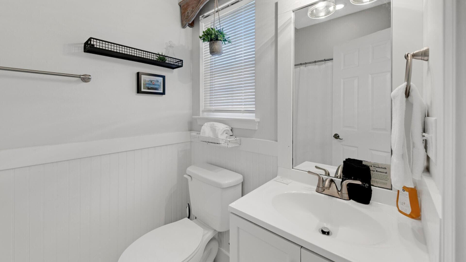 Bathroom 4, Kk's Beach House, Walton