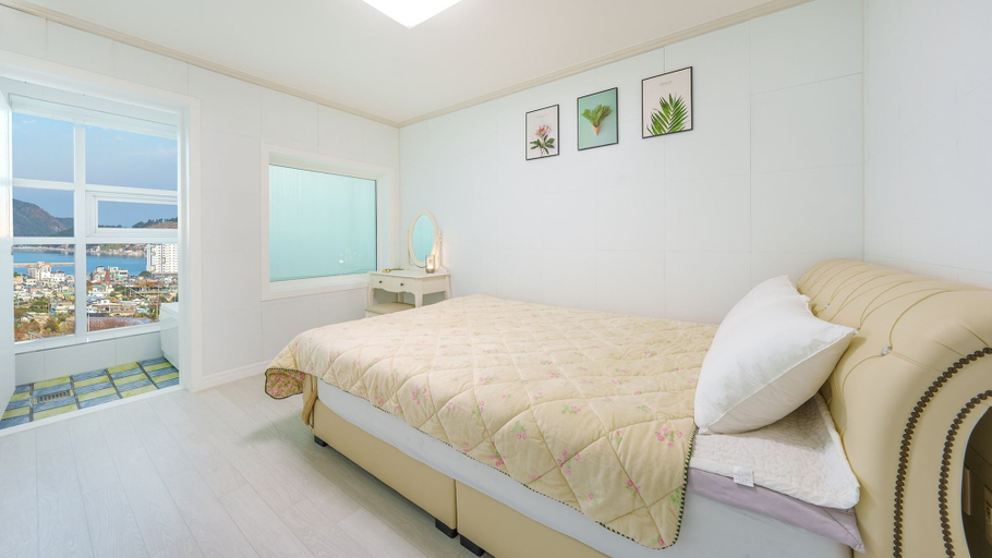 Bedroom 4, Geoje Forest-morning Spa Pension, Geoje