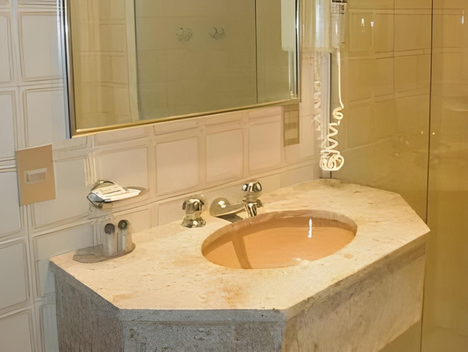Bathroom 14