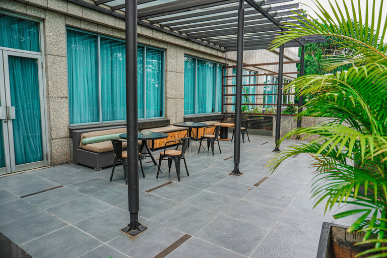 Exterior & Views 27