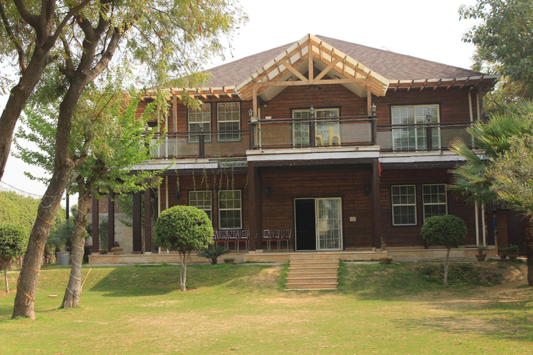 5BHK Farm house in Delhi by MapMyRoom, West