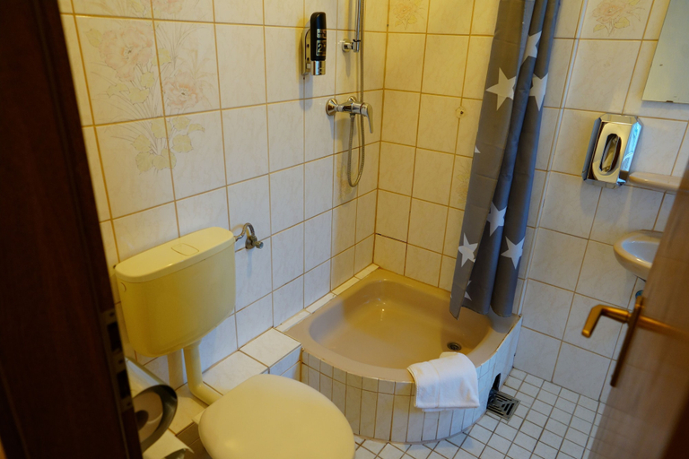 Bathroom 5, Hotel Margrit, Berlin