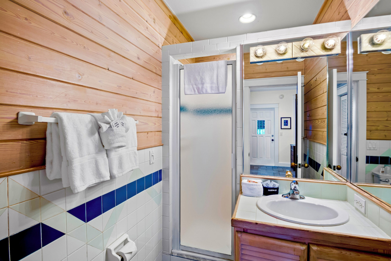 Bathroom 4, Eden House, Monroe