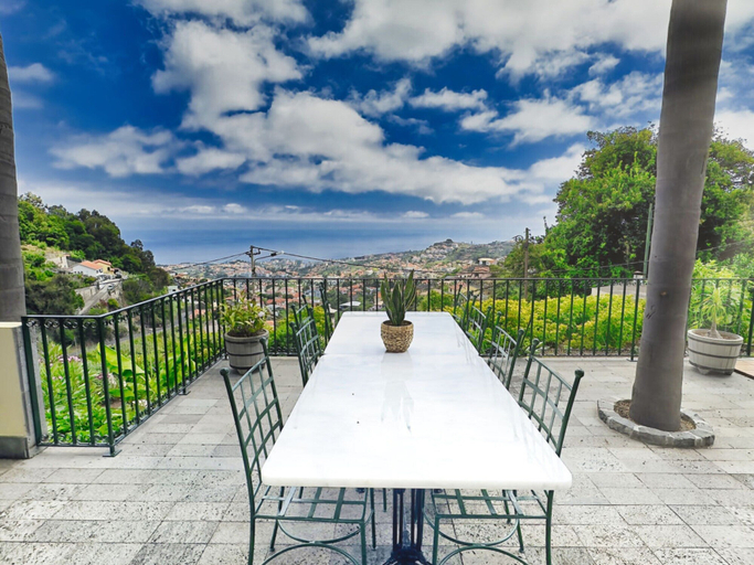 Outdoor dining, Quinta Martin Modern Retreat, Funchal
