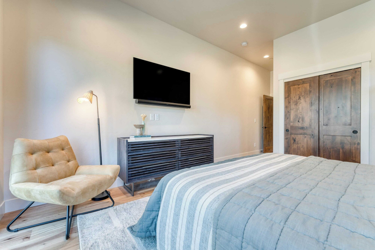 Bedroom 3, Grand Fir by Avantstay Hot Tub and Firepit, Deschutes