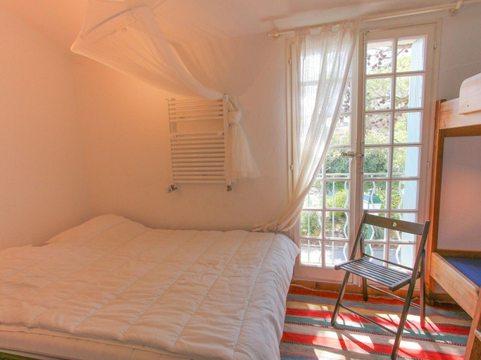 Room 2, Pleasant Holiday Home in Port Grimaud With Garden, Var