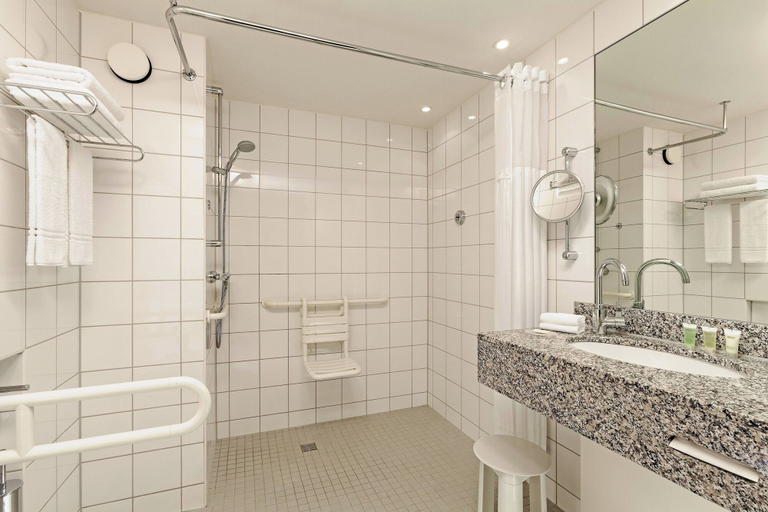 Bathroom 5, Courtyard by Marriott Düsseldorf Hafen, Düsseldorf