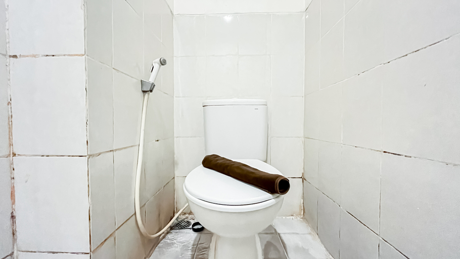 Bathroom 5, Cozy and Good Studio at Apartment Urbantown Serpong By Travelio, Tangerang Selatan