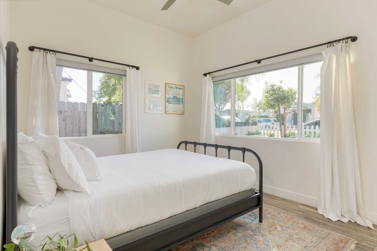 Bedroom 2, Socal Cottage by Avantstay Near Gaslamp + Firepit, San Diego