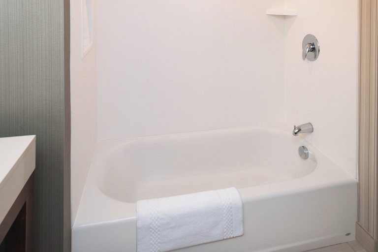 Bathroom 4, Courtyard by Marriott Detroit Farmington, Oakland