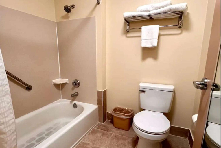 Bathroom 4, Baymont by Wyndham Mason, Warren