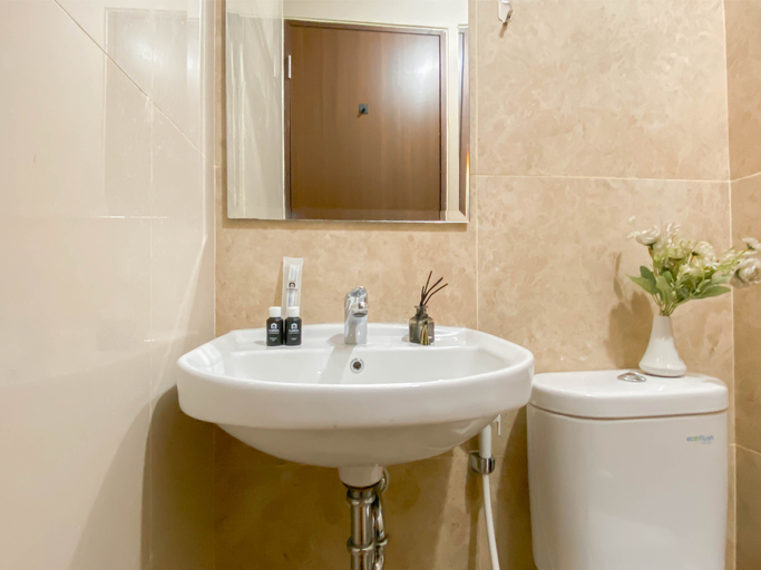 Bathroom 5, Nice Studio Room Apartment Transpark Cibubur By Travelio, Depok