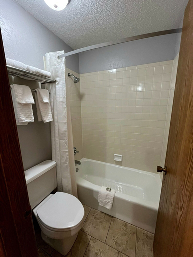 Bathroom 4, Ramada by Wyndham Cedar Rapids South, Linn