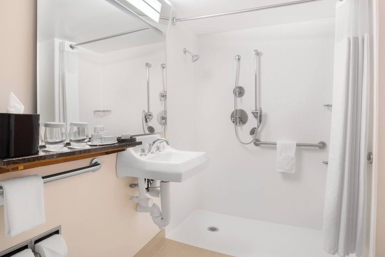 Bathroom 5, Courtyard by Marriott Miami Downtown, Miami-Dade