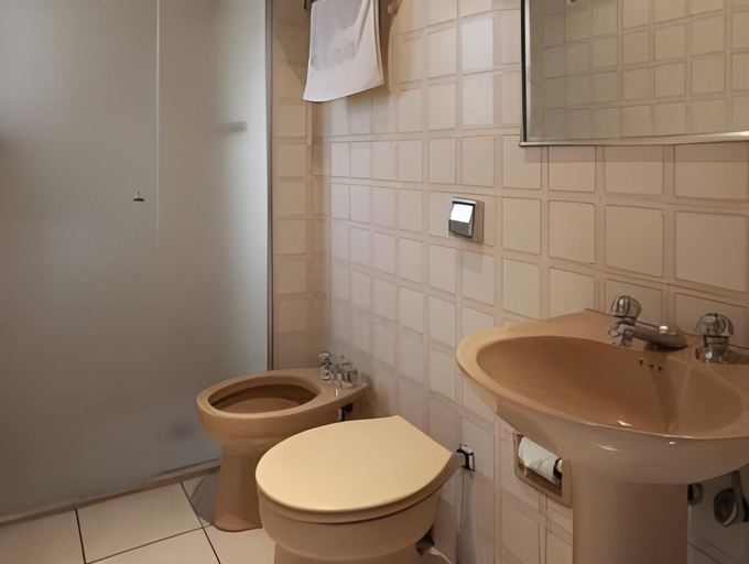 Bathroom 12