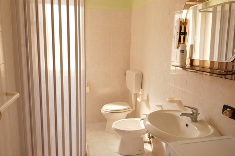 Bathroom, Casa Filippa & Case Charlotte, Mongiove al mare, Messina
