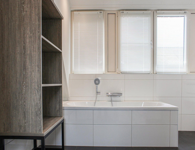 Bathroom 4, Villa with garden, in a holiday park, Skarsterlân