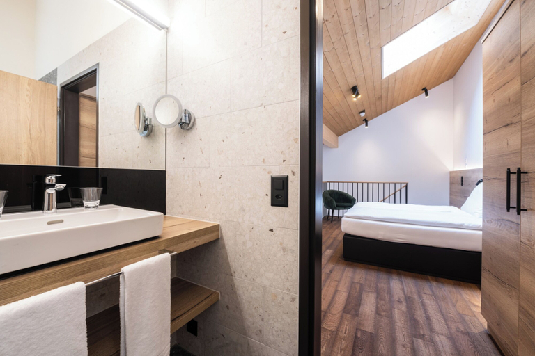 Bathroom 5, Hotel Krone – Aktiv & Erholt, Plessur