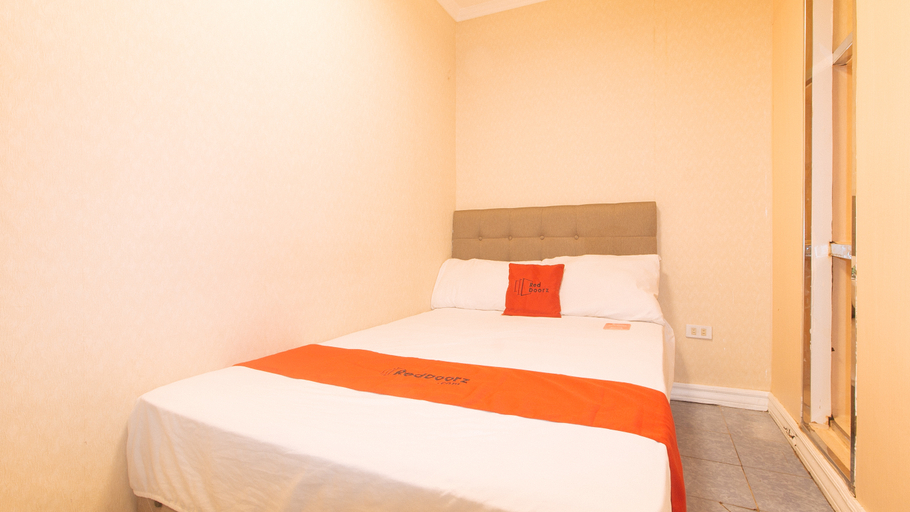 Bedroom 3, RedDoorz @ Emperor Manila Boutique Hotel, Manila City