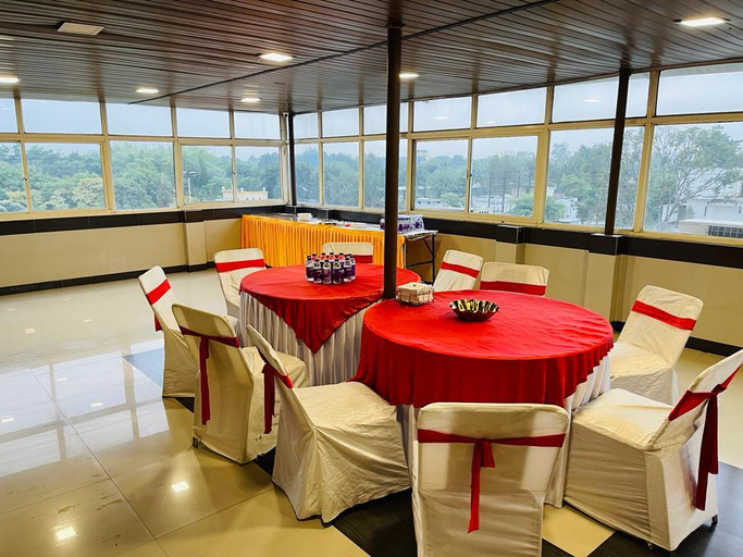 Food & Drinks 5, Wishotel Xpress 7 Eleven, Indore
