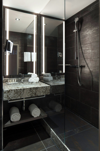 Bathroom 5, Renaissance Hamburg Hotel, Hamburg