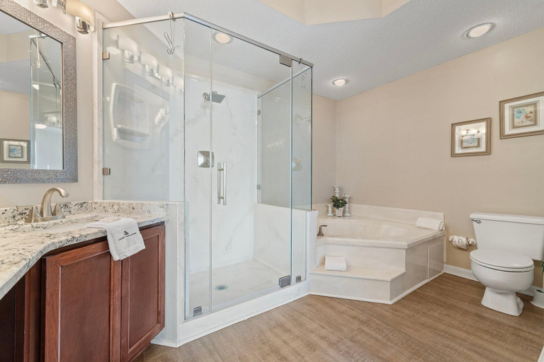 Bathroom 3, Seachase 404e, Baldwin