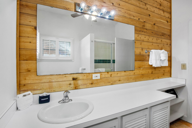 Bathroom 4, Eden House, Monroe