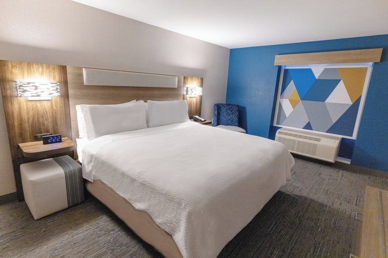 Bedroom 5, Holiday Inn Express NEPTUNE by IHG, Monmouth