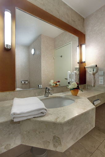 Bathroom 4, Hotel Inn Paris CDG Airport, Val-d'Oise