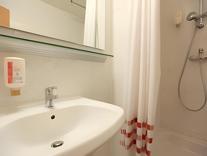 Bathroom 14