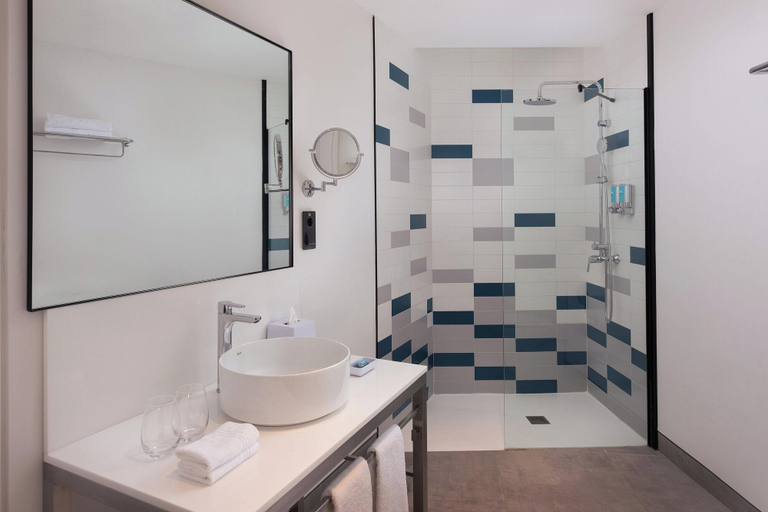 Bathroom 5, Aloft by Marriott Madrid Gran Via, Madrid