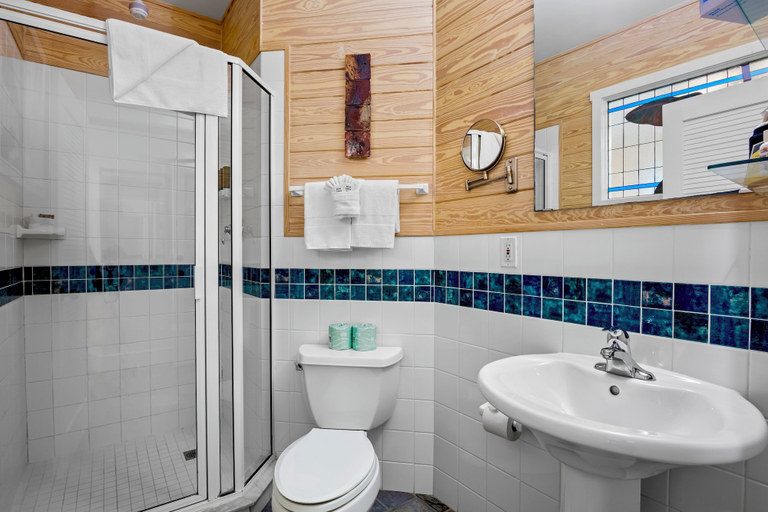 Bathroom 4, Eden House, Monroe
